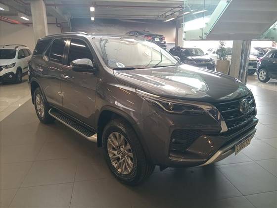 TOYOTA HILUX SW4 2.8 D-4D TURBO DIESEL SRX 4X4 AUTOMÁTICO